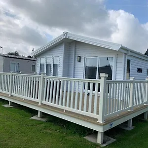 https://8-birth-lodge-on-cayton-bay-holiday-park.yorkshirehotels.net